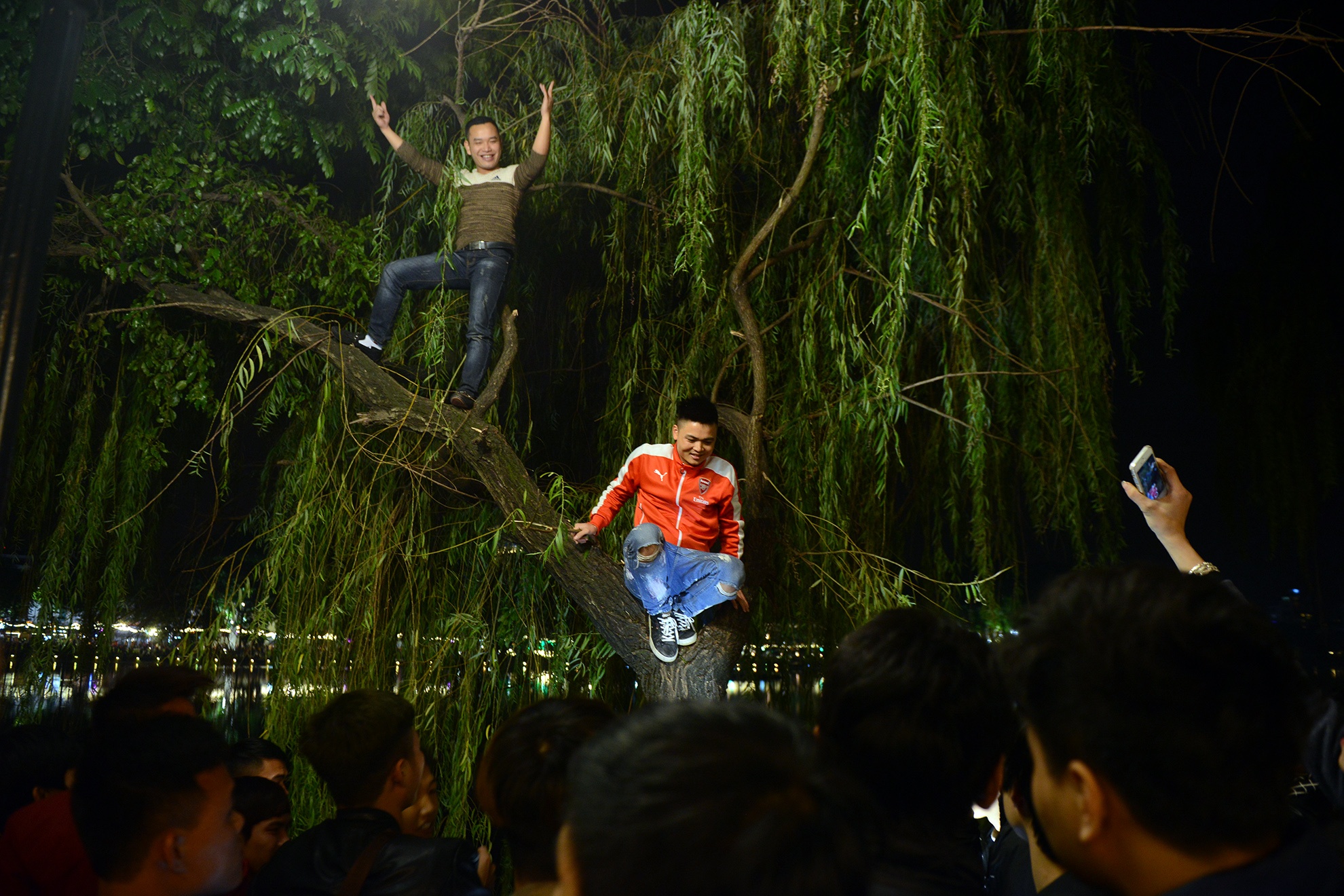 Hai thanh nien nhay mua tren cay dem giao thua hinh anh