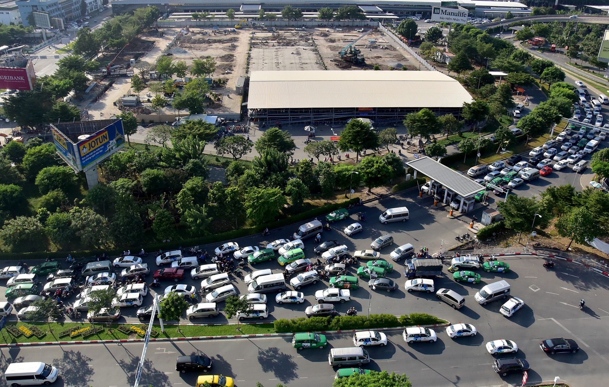 Duong vao san bay Tan Son Nhat roi loan chieu cuoi nam hinh anh