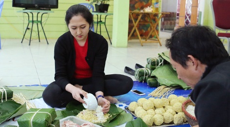 Cac gia dinh tat bat goi banh chung don Tet hinh anh