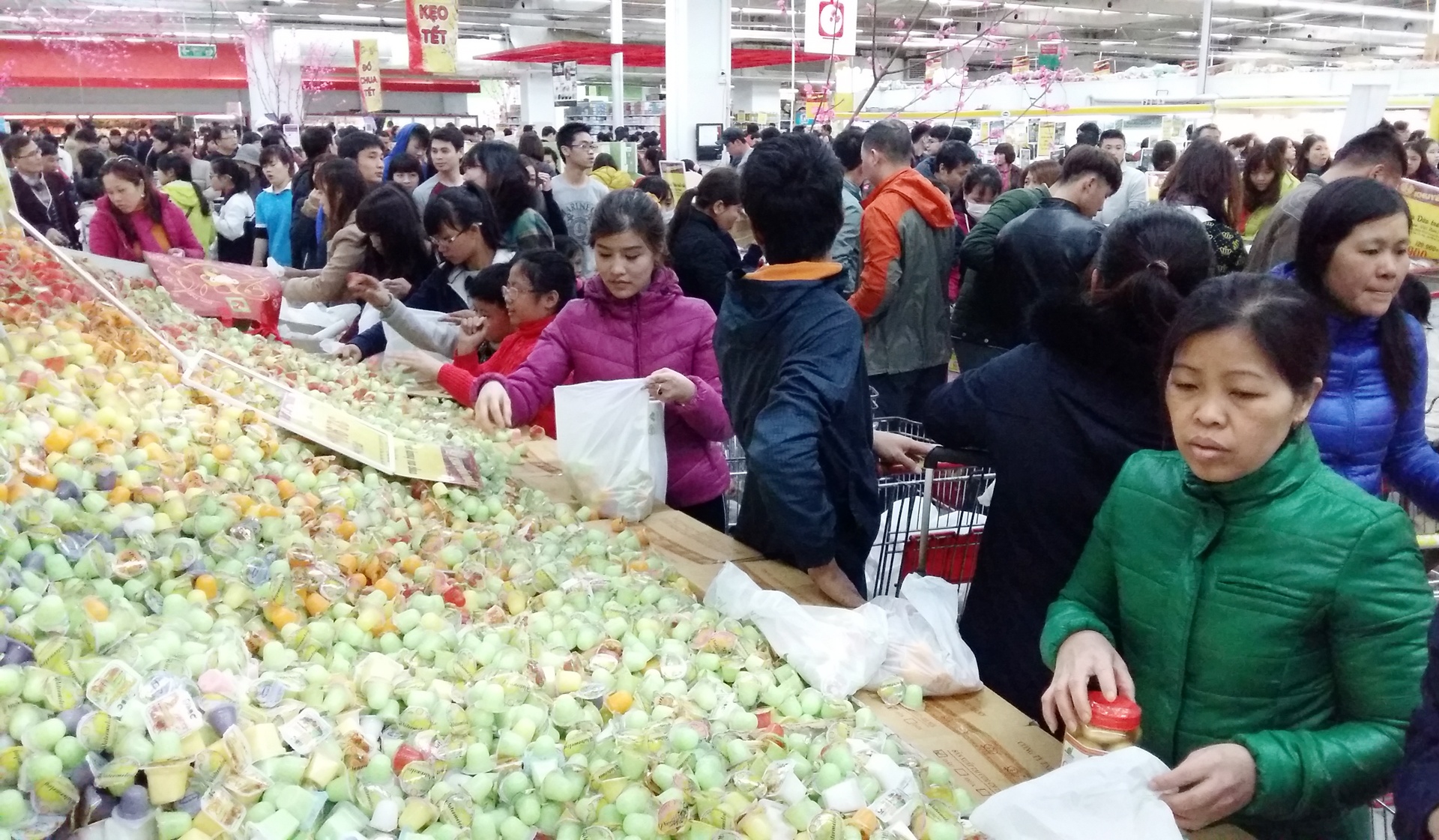 Nguoi Ha Noi un un vao sieu thi sam Tet hinh anh