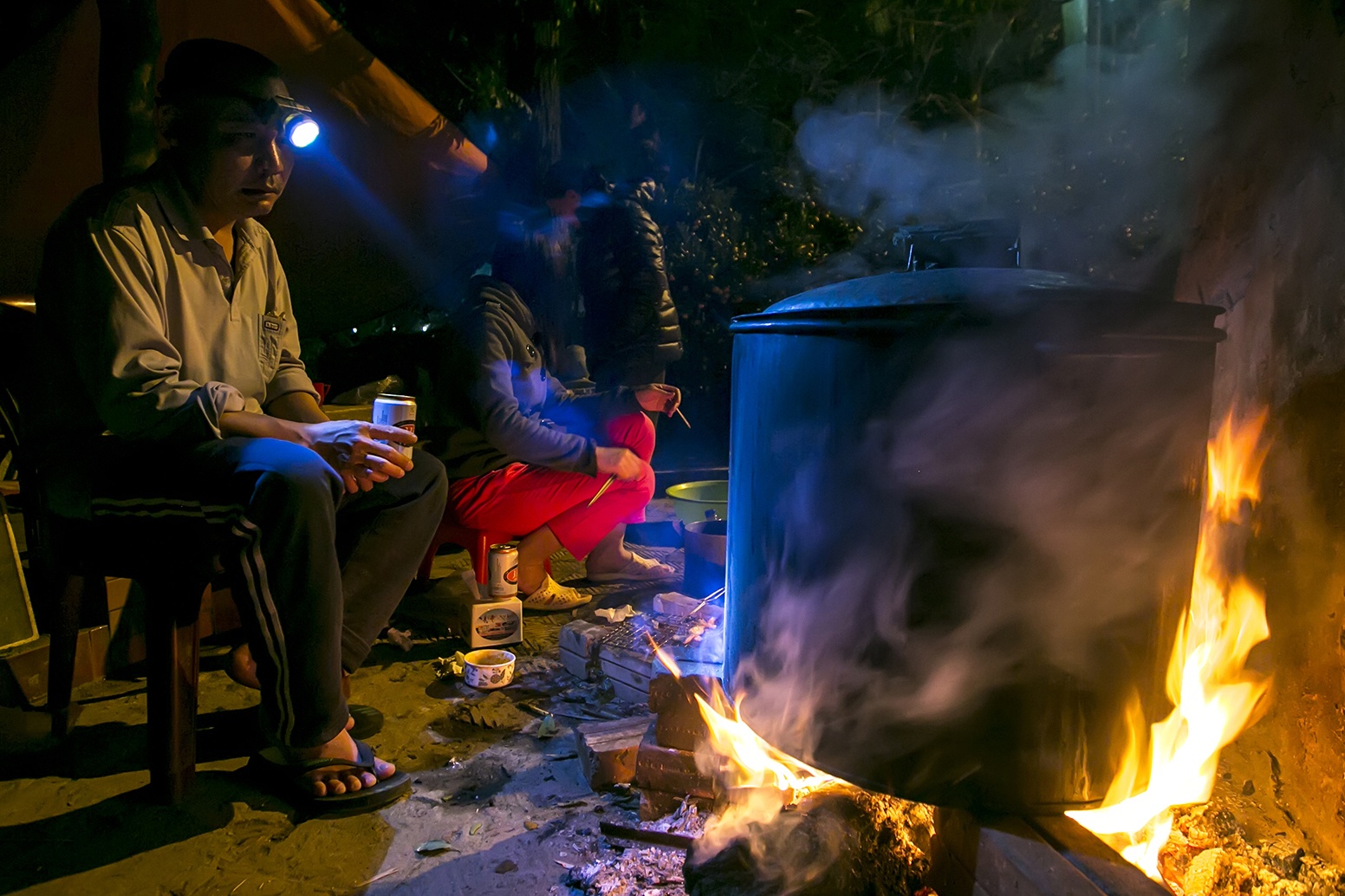 Trang dem canh giu dao quat phuc vu Tet hinh anh