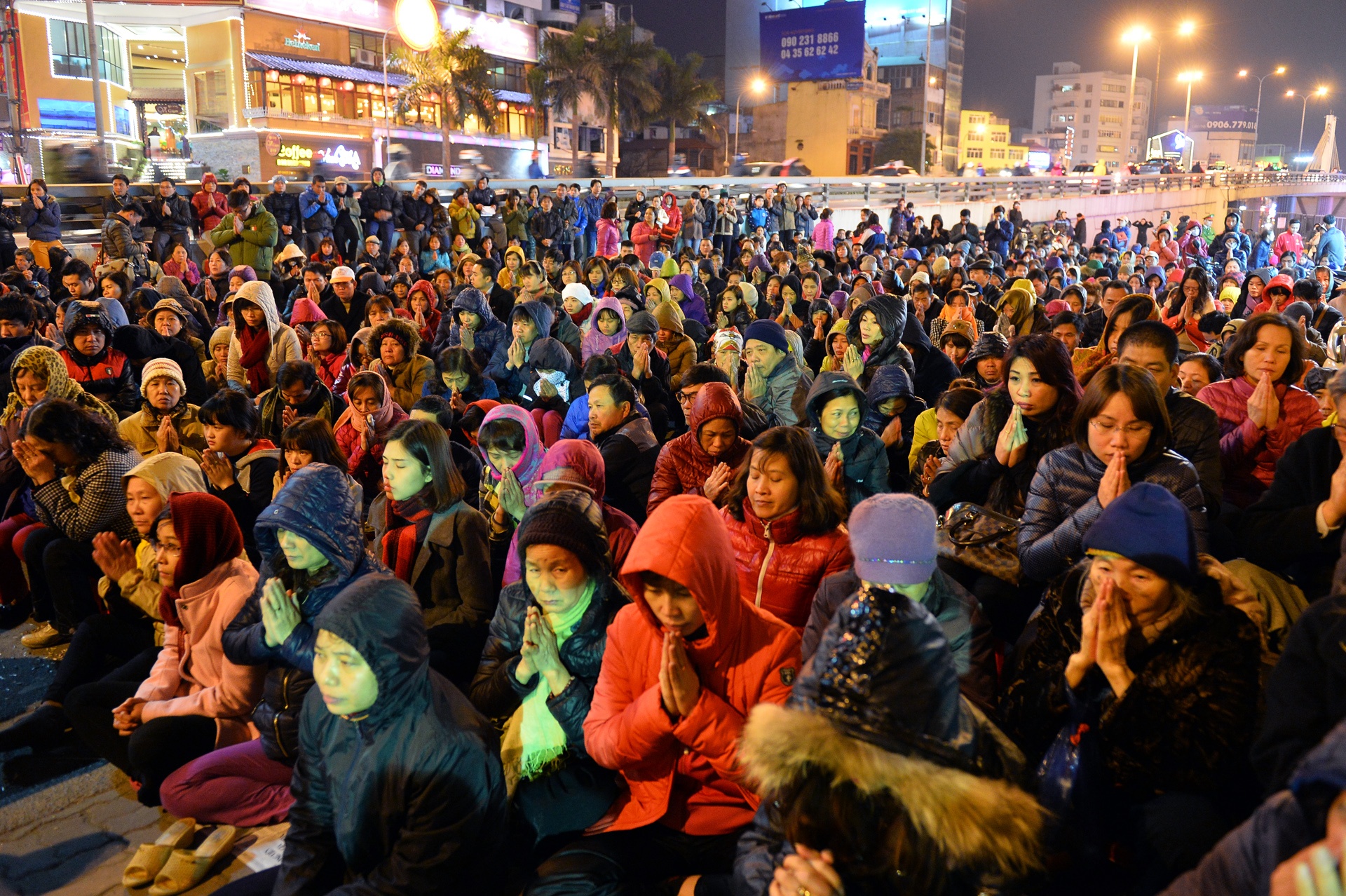 Nguoi dan ngoi long duong lam le giai han dau nam hinh anh