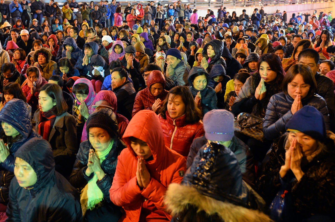 Hang nghin nguoi ngoi ngoai duong giai han sao La hau hinh anh