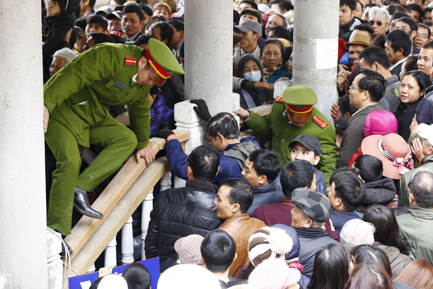 Hon loan ngay khai truong mien phi cap treo Ngoa Van hinh anh