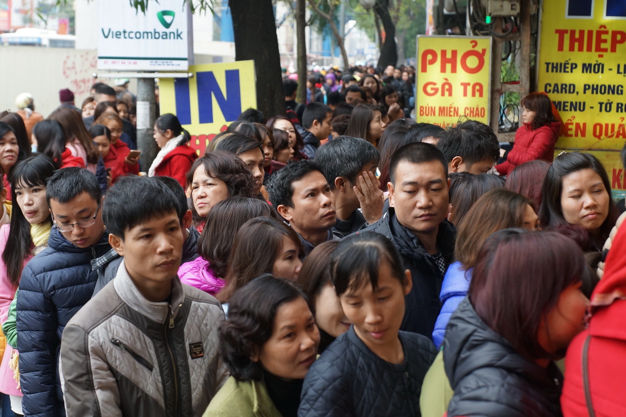 Canh xep hang cho mua vang than tai o Ha Noi hinh anh