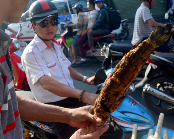 Ca loc, heo quay cung than tai tran xuong duong pho Sai Gon hinh anh