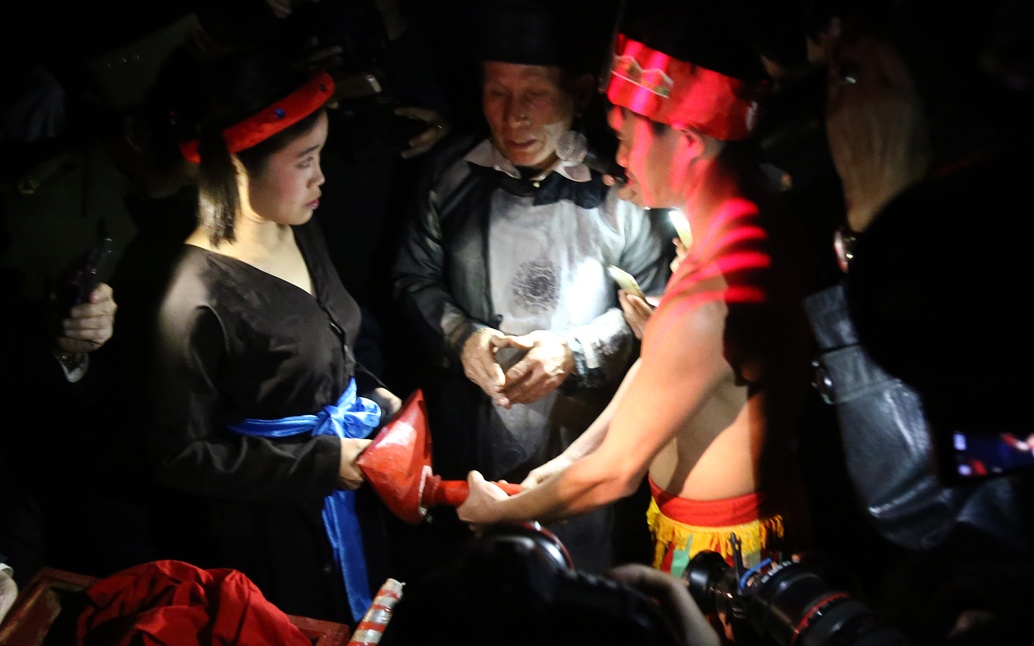 Gan nghin nguoi tham du le hoi ky la vao ban dem hinh anh