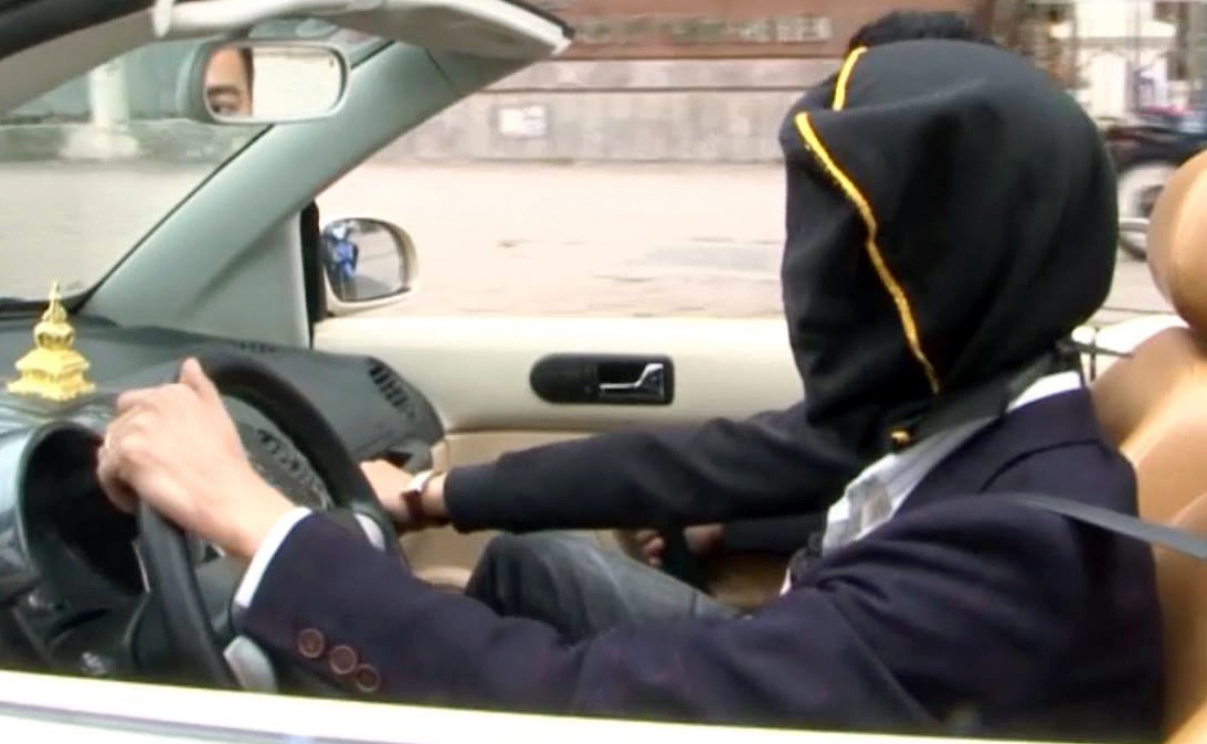 Trum kin mat lai xe mui tran tren duong pho Ha Noi hinh anh