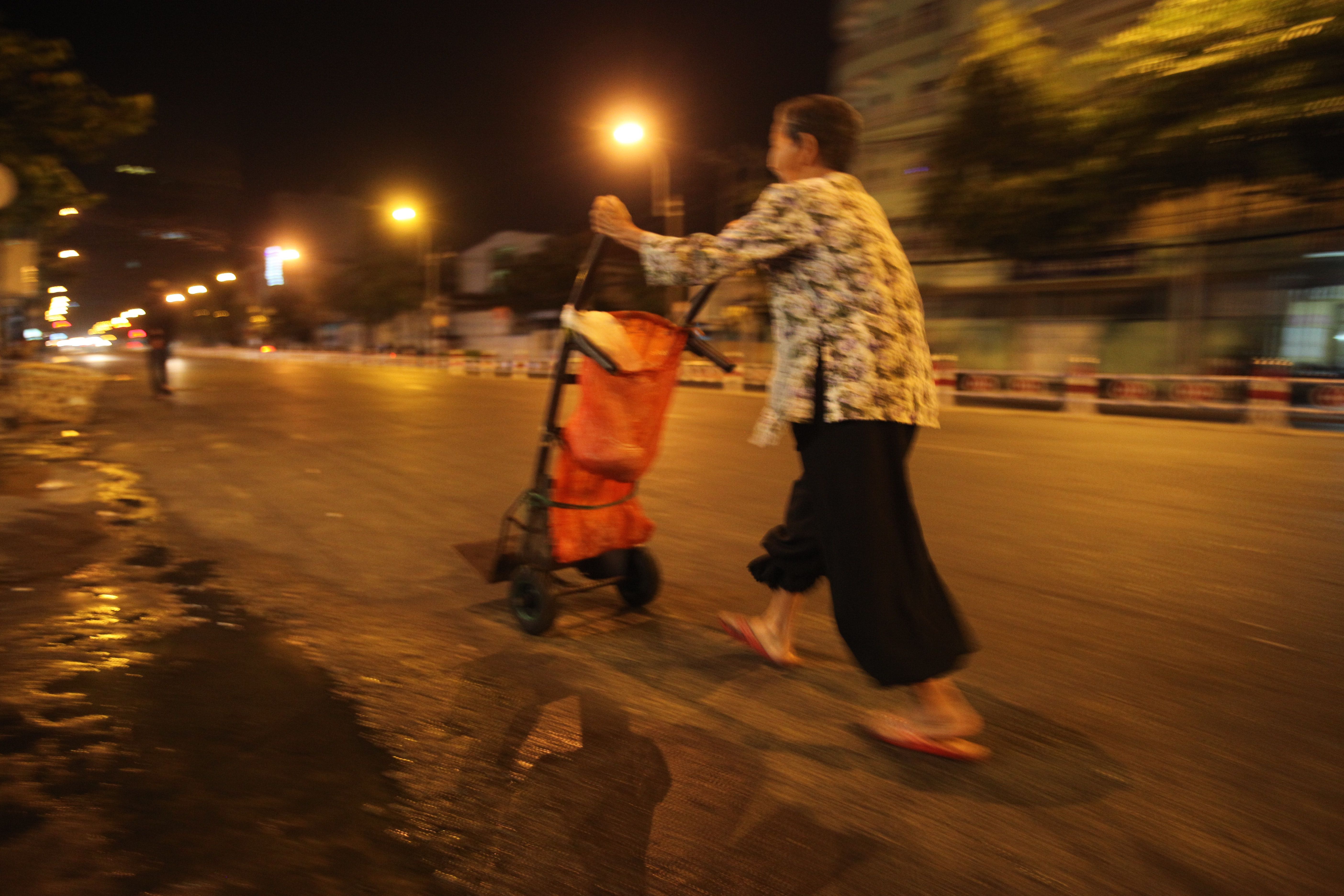 Ba Sau o cho cau Ong Lanh Sai Gon anh 9