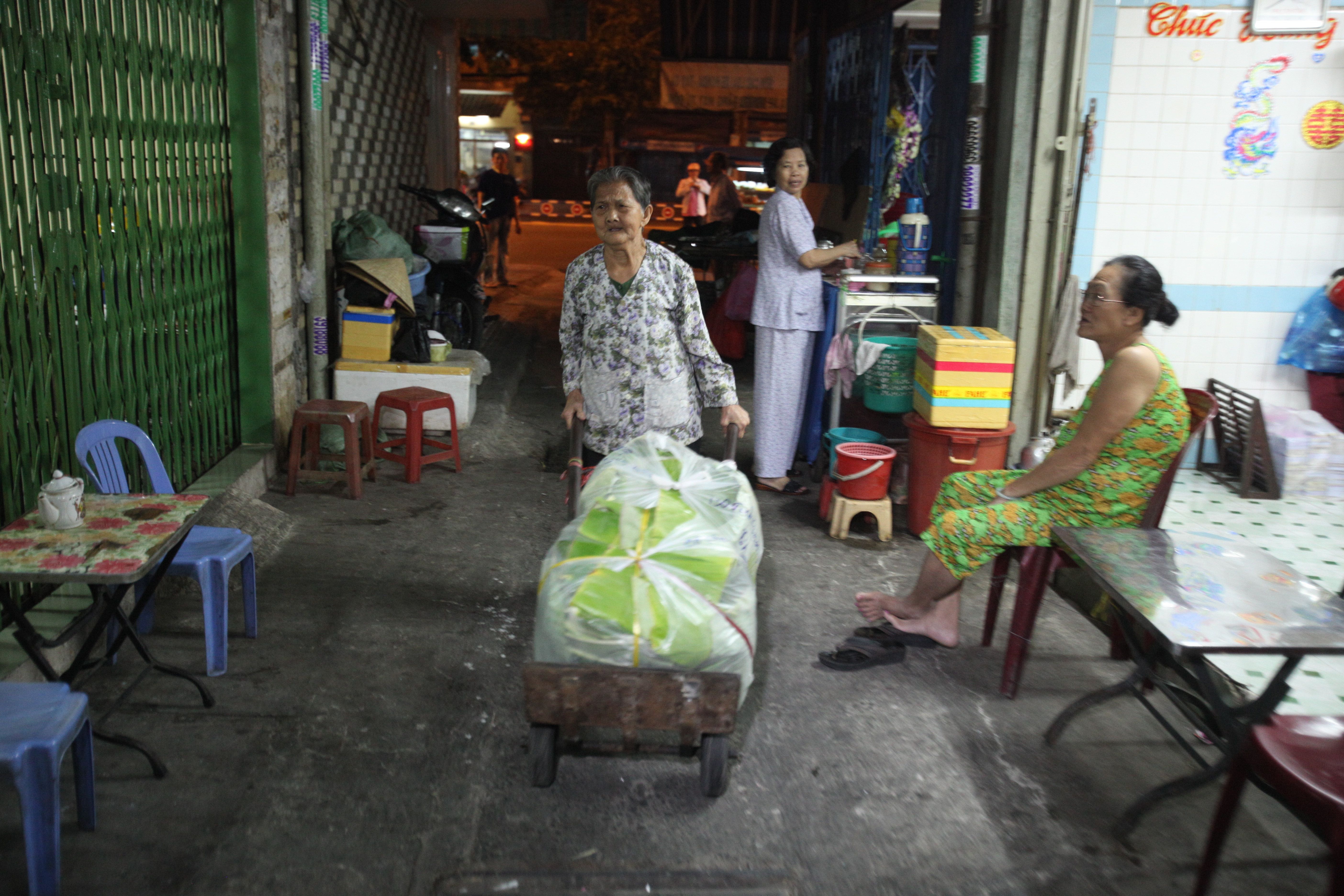 Ba Sau o cho cau Ong Lanh Sai Gon anh 5