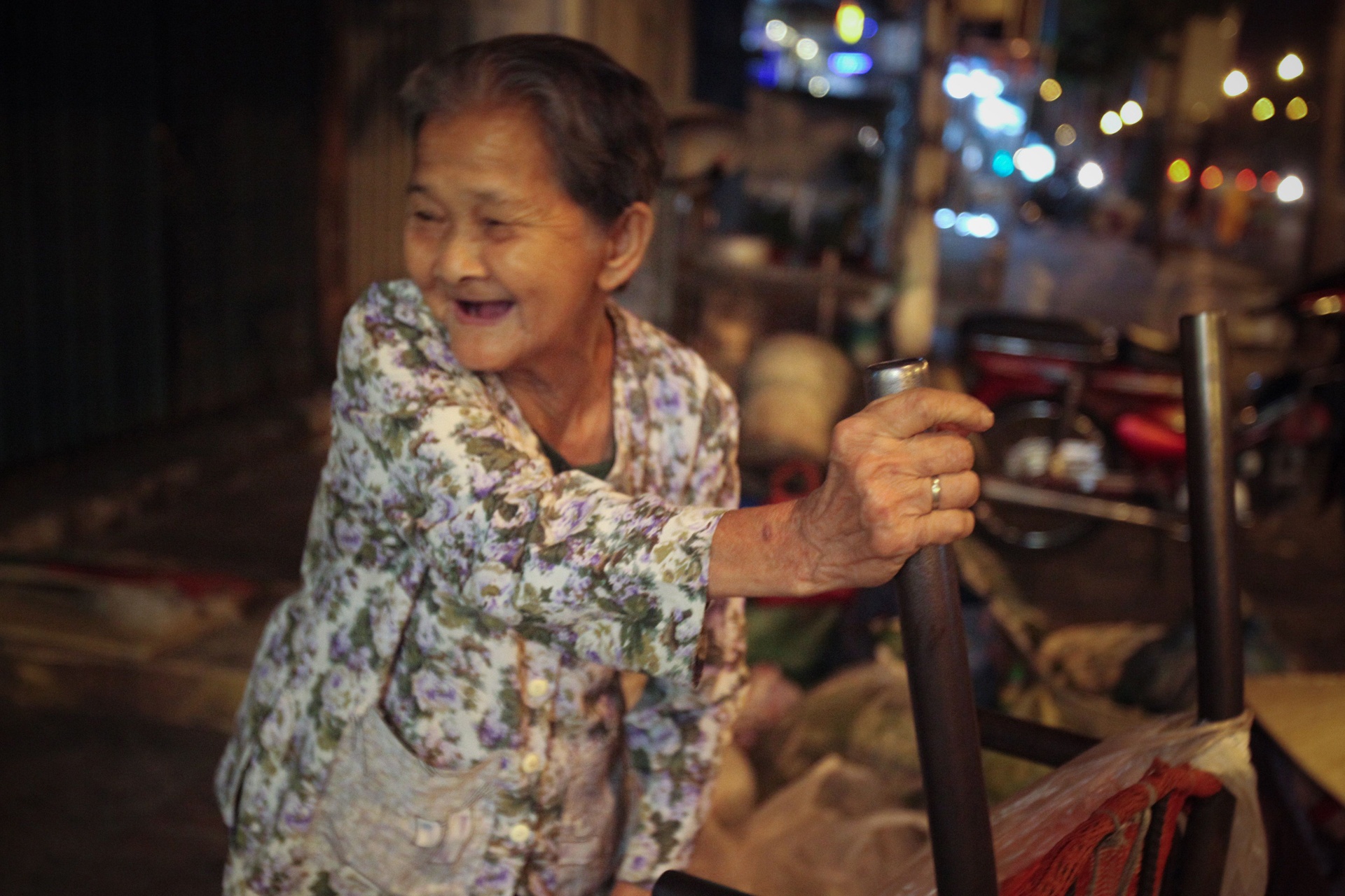 Cu ba 80 tuoi nua the ky lam cuu van o Sai Gon hinh anh