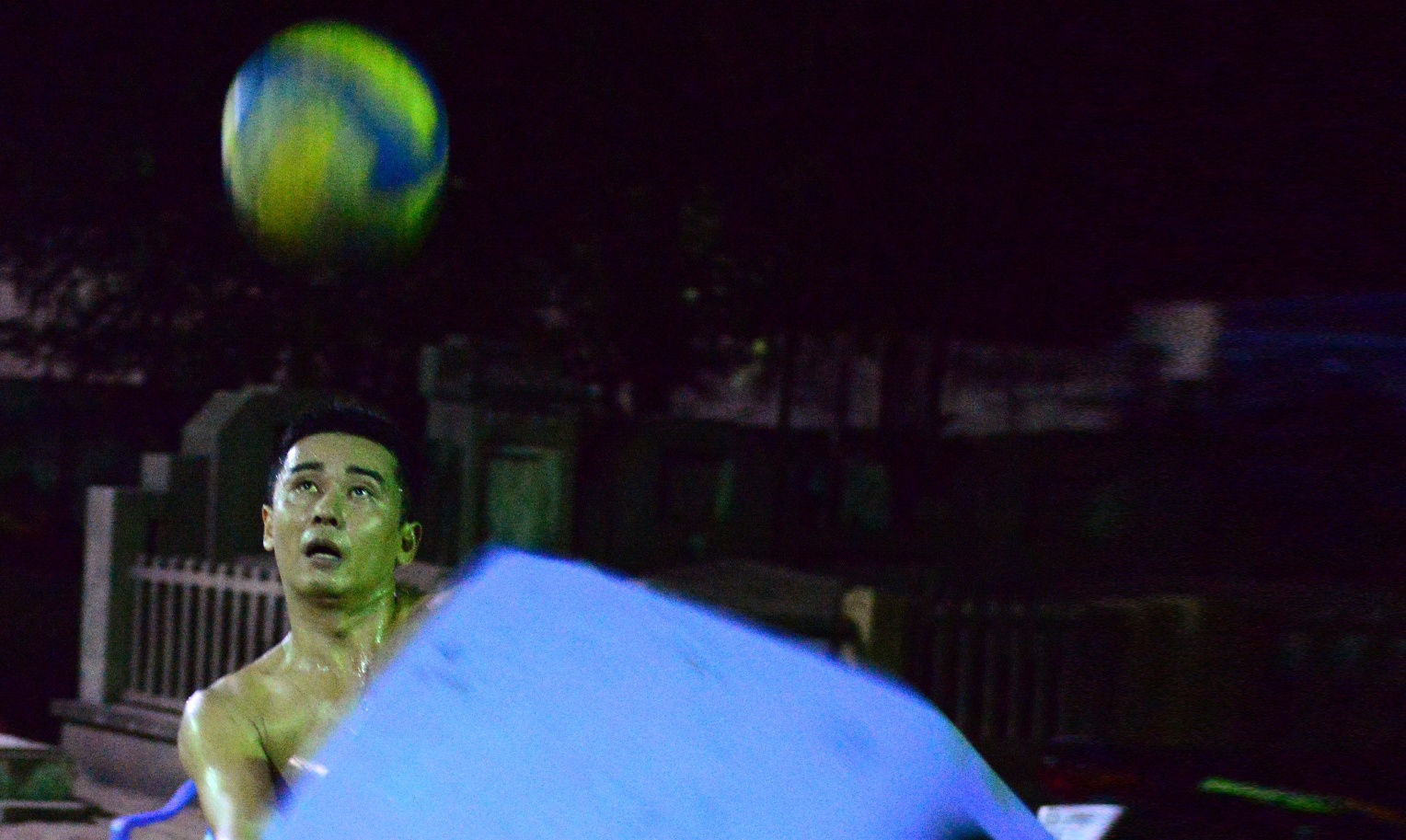 Nhung pha choi bong chuyen bang ban nhua, mieng go hinh anh