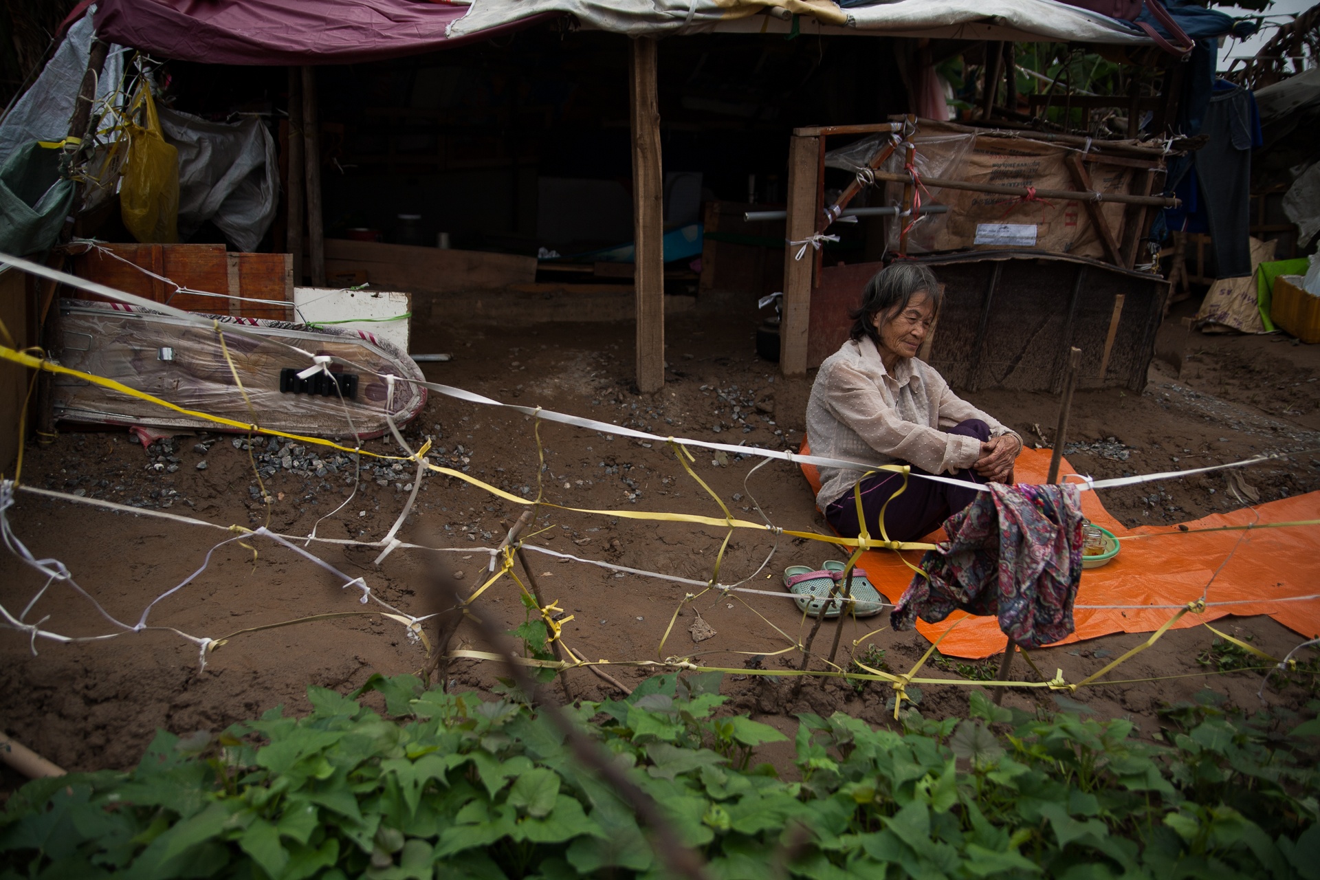 Ba cu nhat rac trong buc anh cuoi anh 1