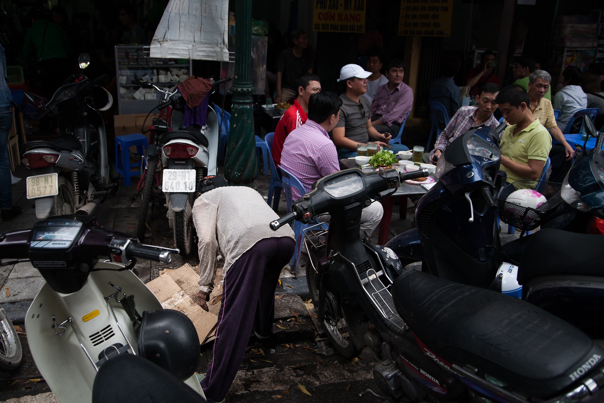 Ba cu nhat rac trong buc anh cuoi anh 10