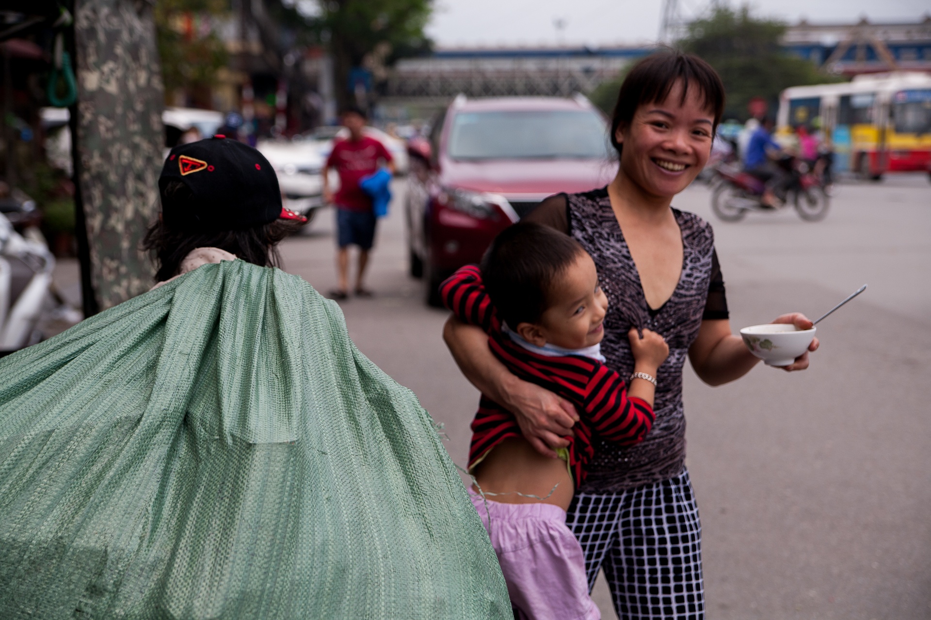 Ba cu nhat rac trong buc anh cuoi anh 11