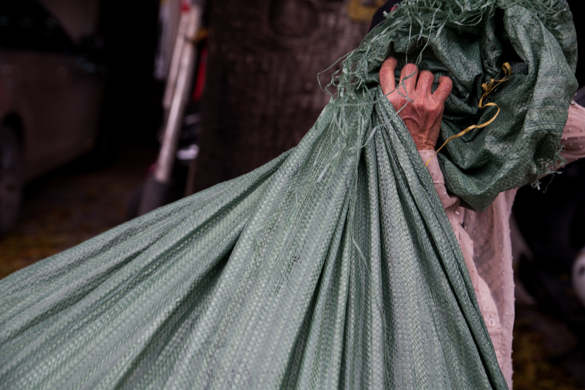 Ba cu nhat rac trong buc anh cuoi anh 12