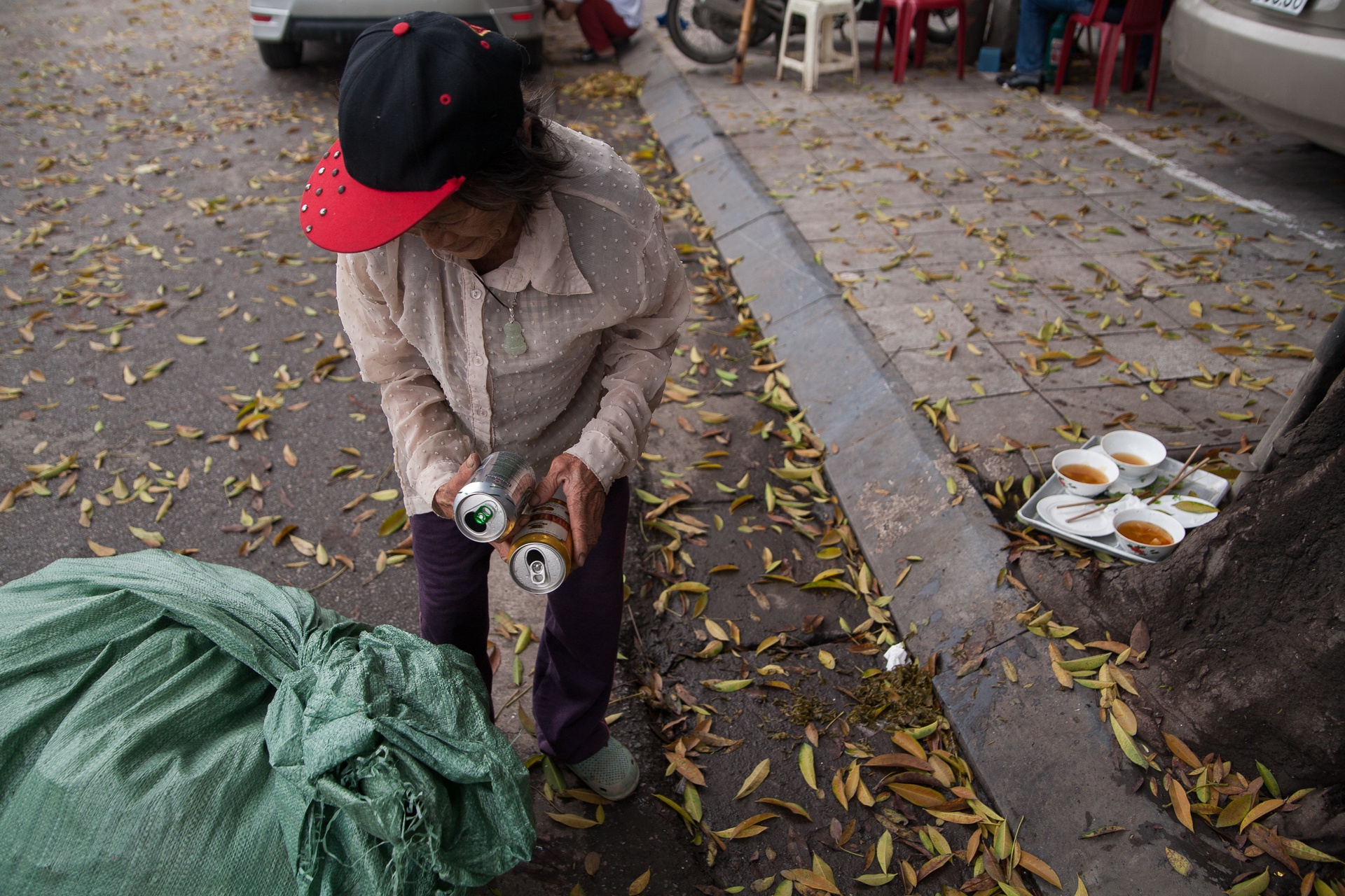 Ba cu nhat rac trong buc anh cuoi anh 13