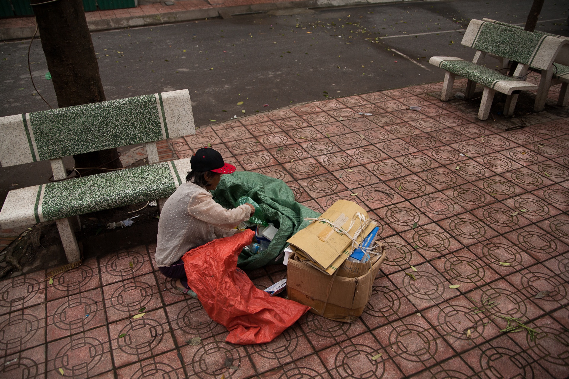 Ba cu nhat rac trong buc anh cuoi anh 14