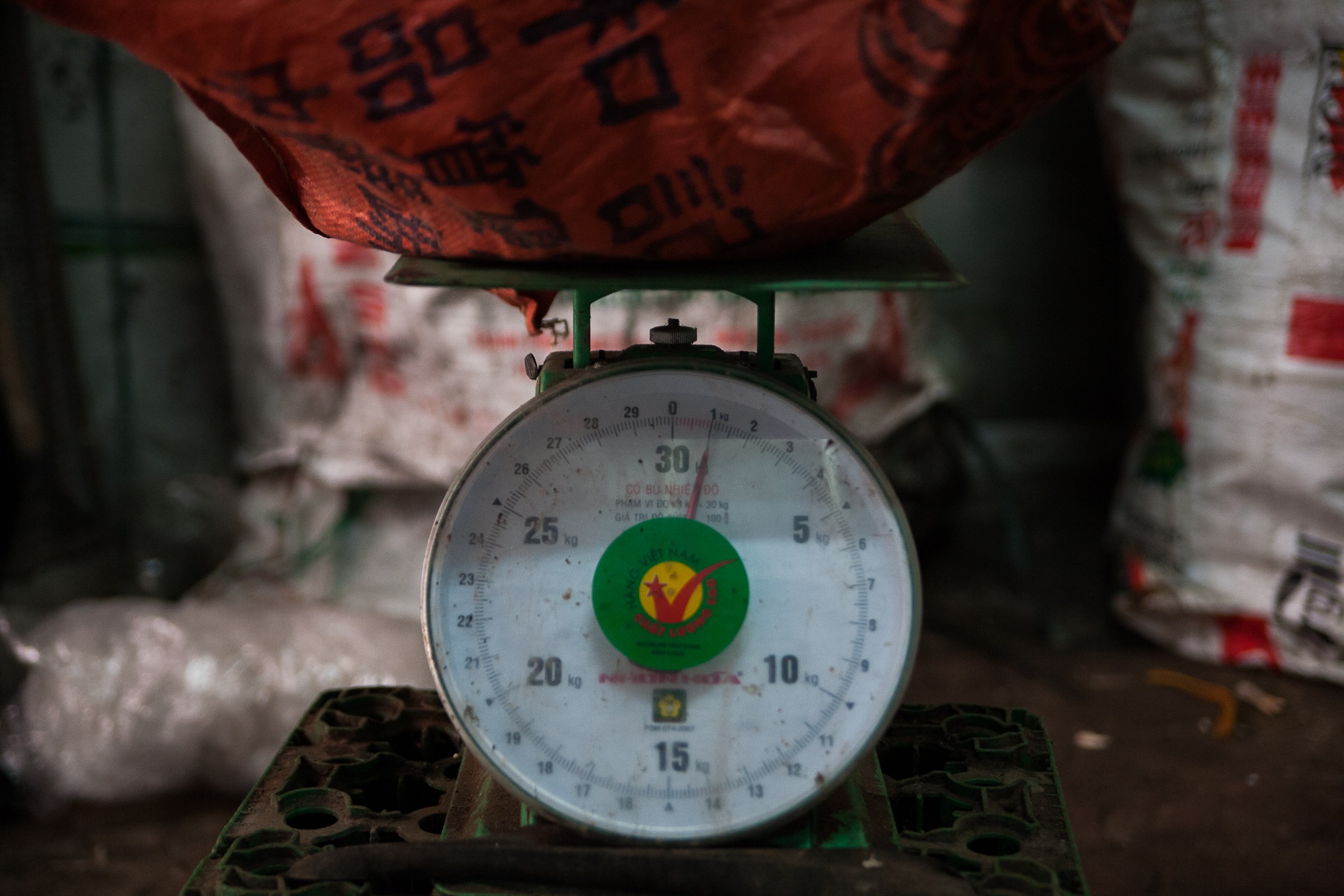 Ba cu nhat rac trong buc anh cuoi anh 15