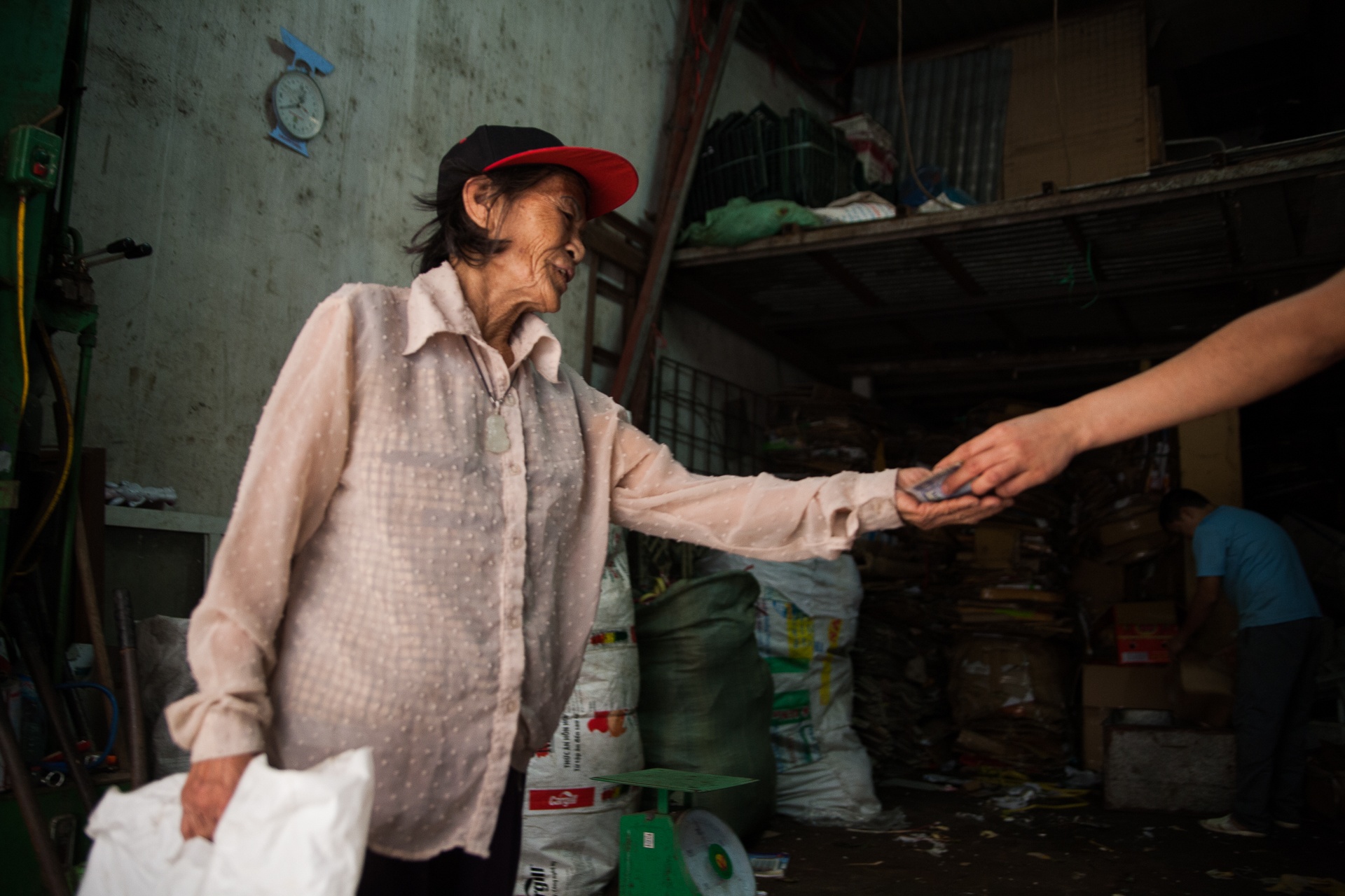 Ba cu nhat rac trong buc anh cuoi anh 16