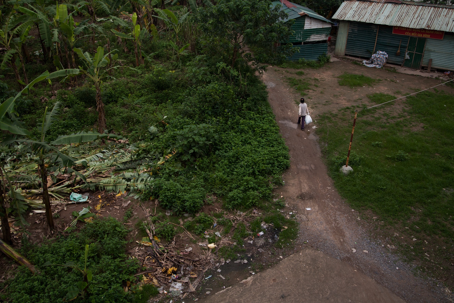 Ba cu nhat rac trong buc anh cuoi anh 17