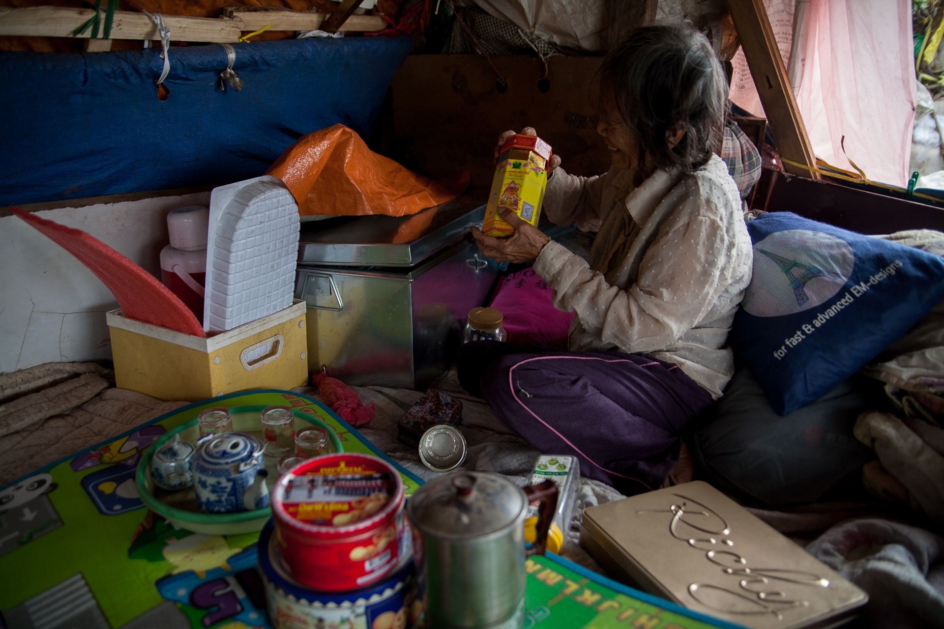 Ba cu nhat rac trong buc anh cuoi anh 18