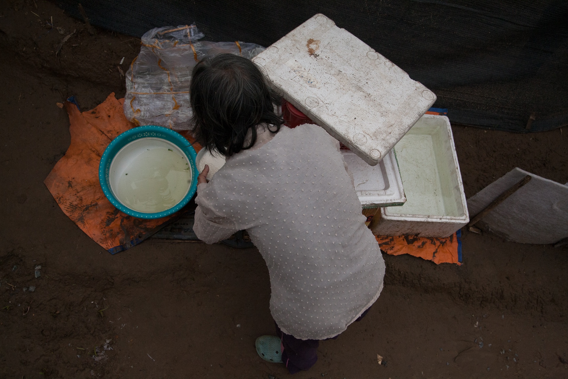 Ba cu nhat rac trong buc anh cuoi anh 2