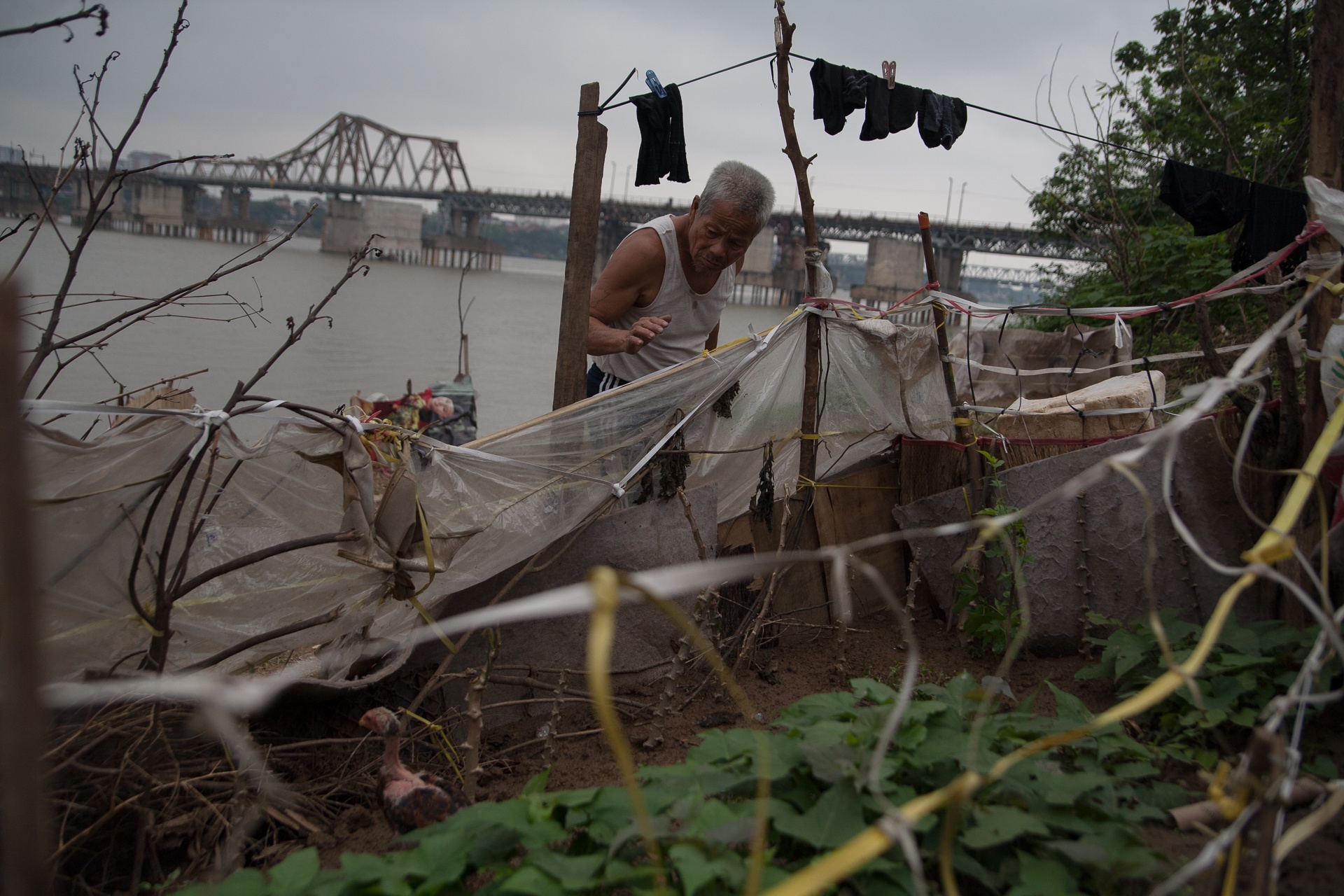 Ba cu nhat rac trong buc anh cuoi anh 19