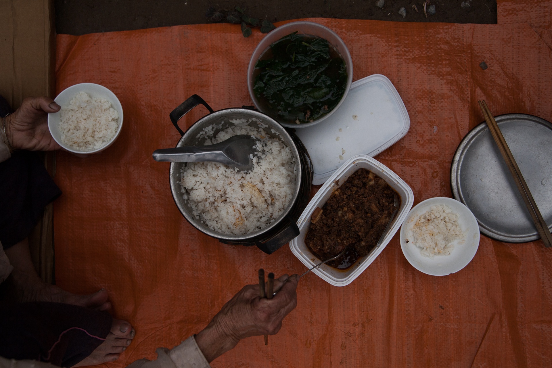 Ba cu nhat rac trong buc anh cuoi anh 3