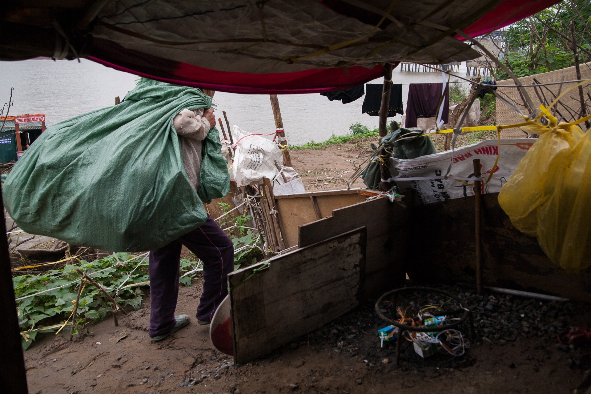 Ba cu nhat rac trong buc anh cuoi anh 4