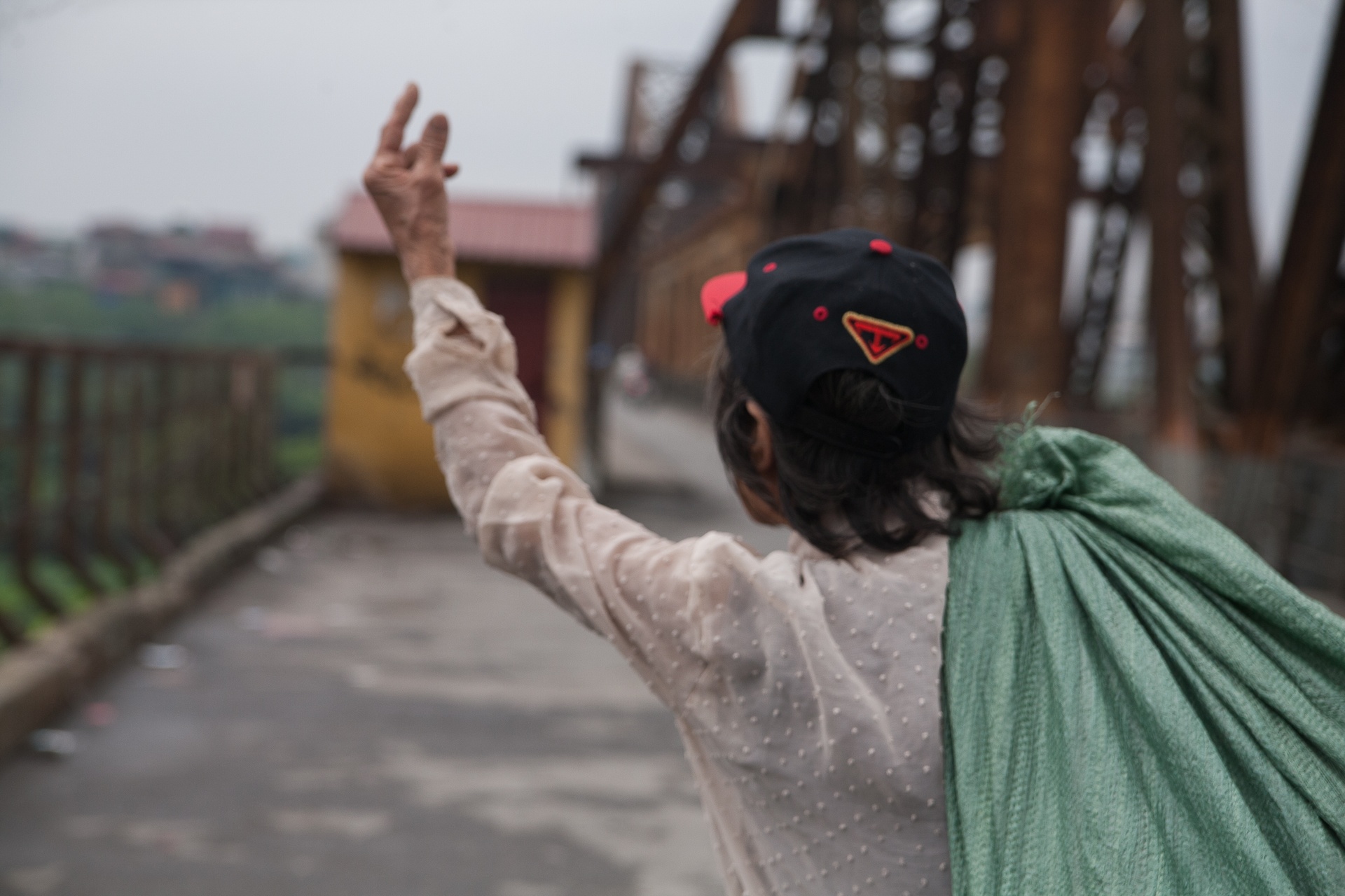 Ba cu nhat rac trong buc anh cuoi anh 5