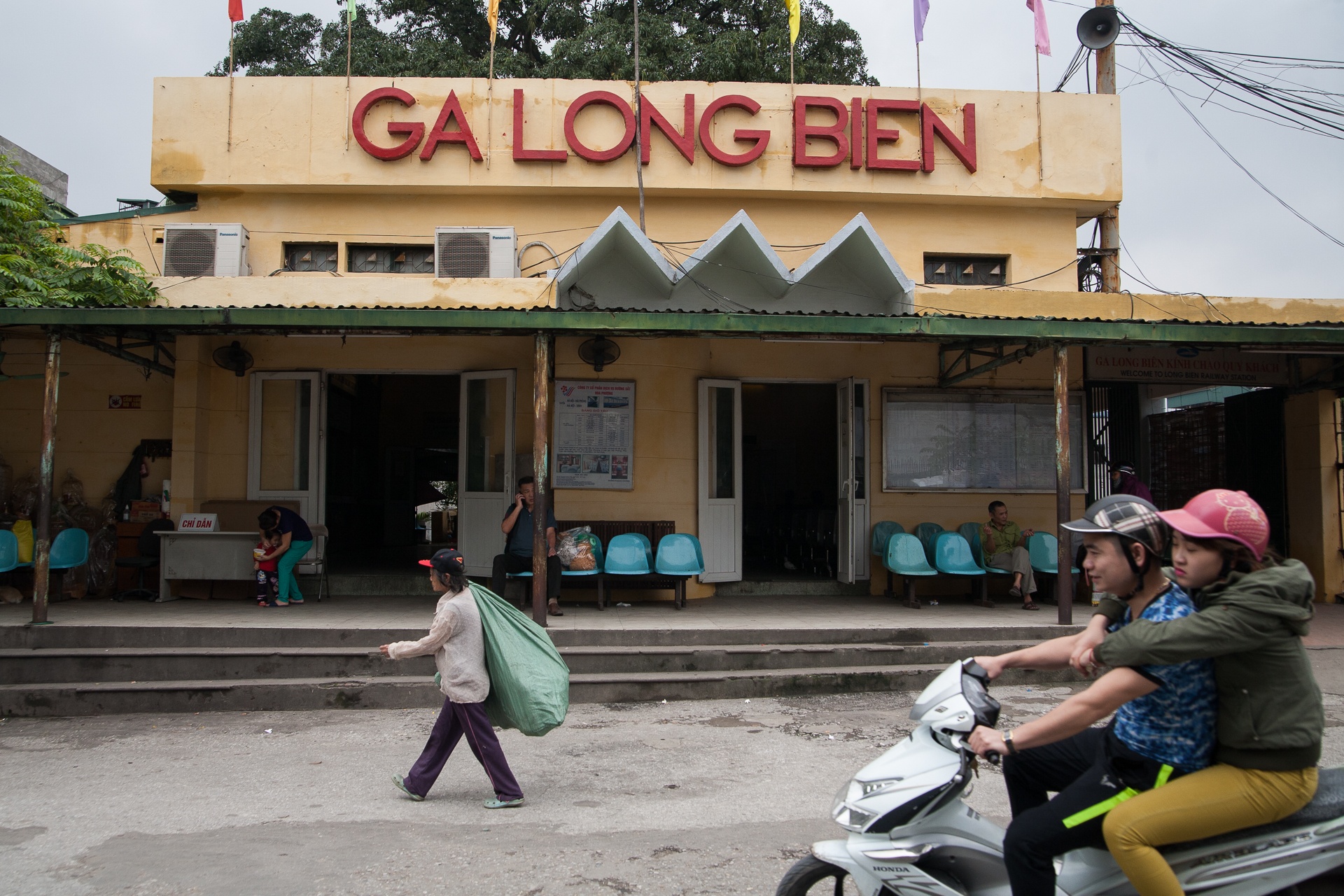 Ba cu nhat rac trong buc anh cuoi anh 6