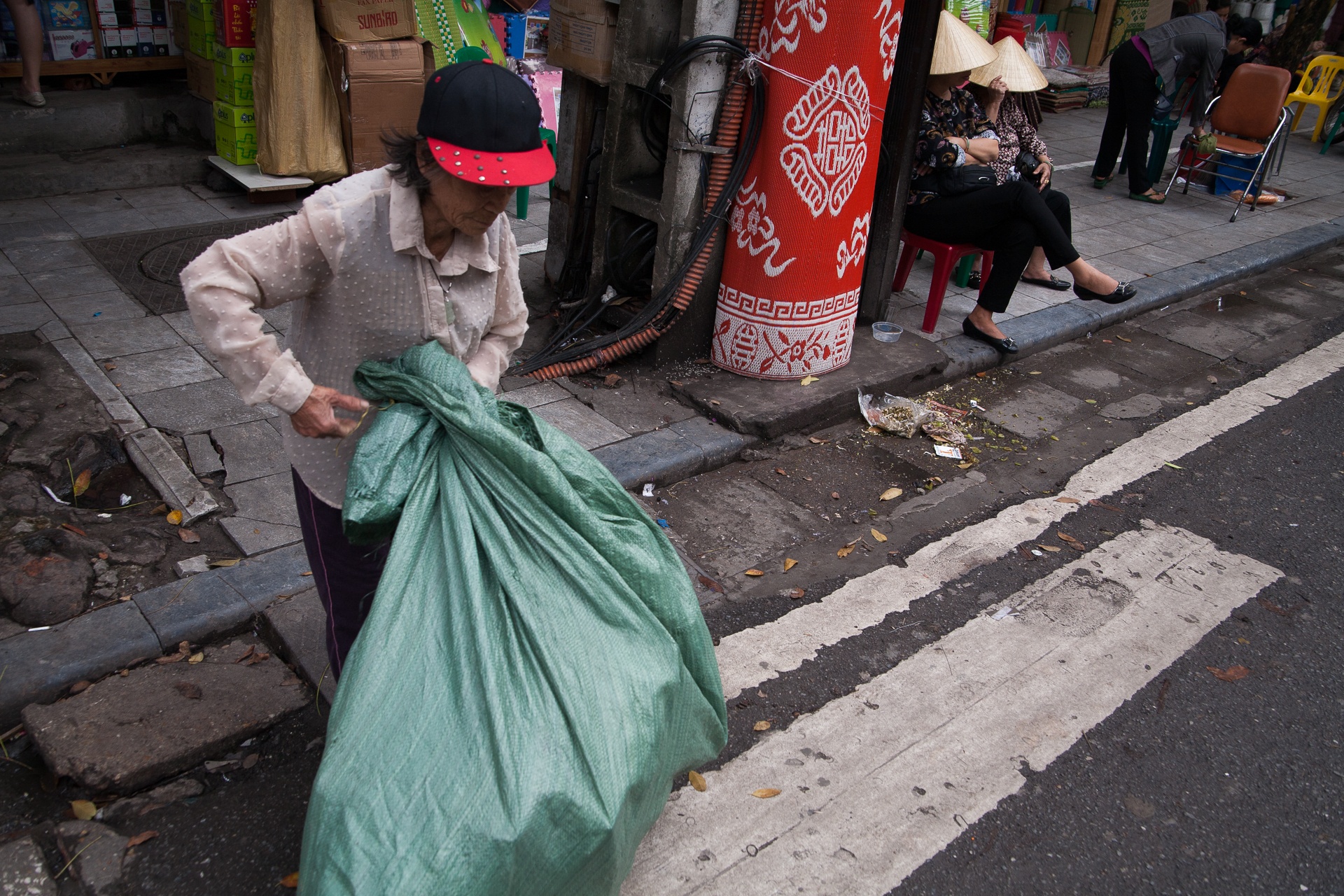 Ba cu nhat rac trong buc anh cuoi anh 8