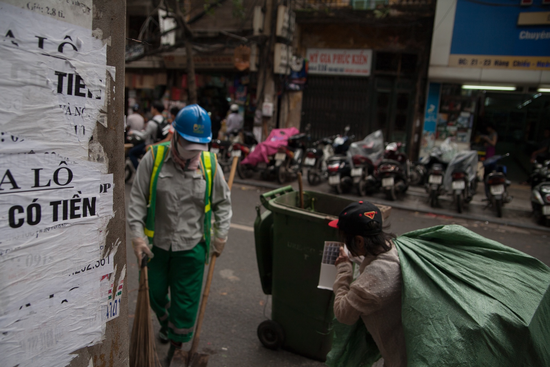 Ba cu nhat rac trong buc anh cuoi anh 9