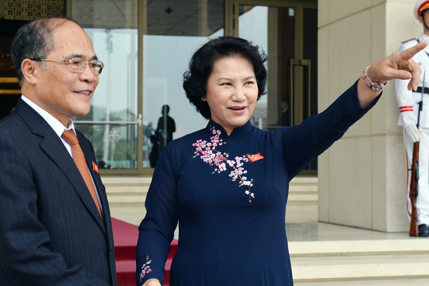 Giay phut chia tay cua cac dai bieu Quoc hoi khoa XIII hinh anh