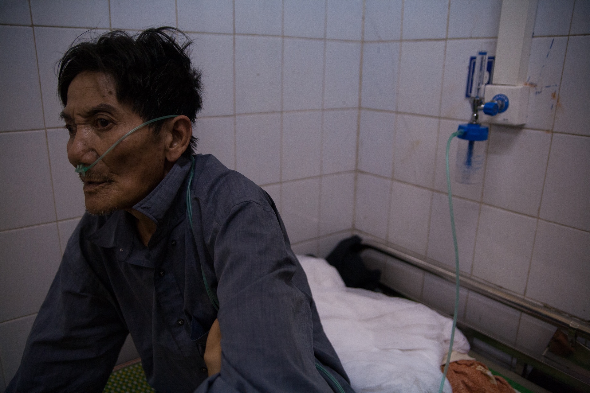 Canh chia lia cua cap vo chong gia tren song Hong hinh anh