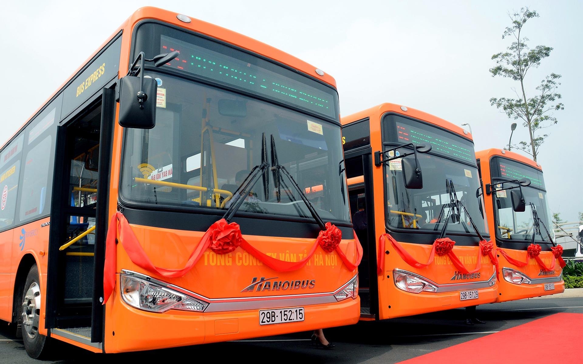 Can canh 7 xe buyt chat luong cao tai Ha Noi hinh anh