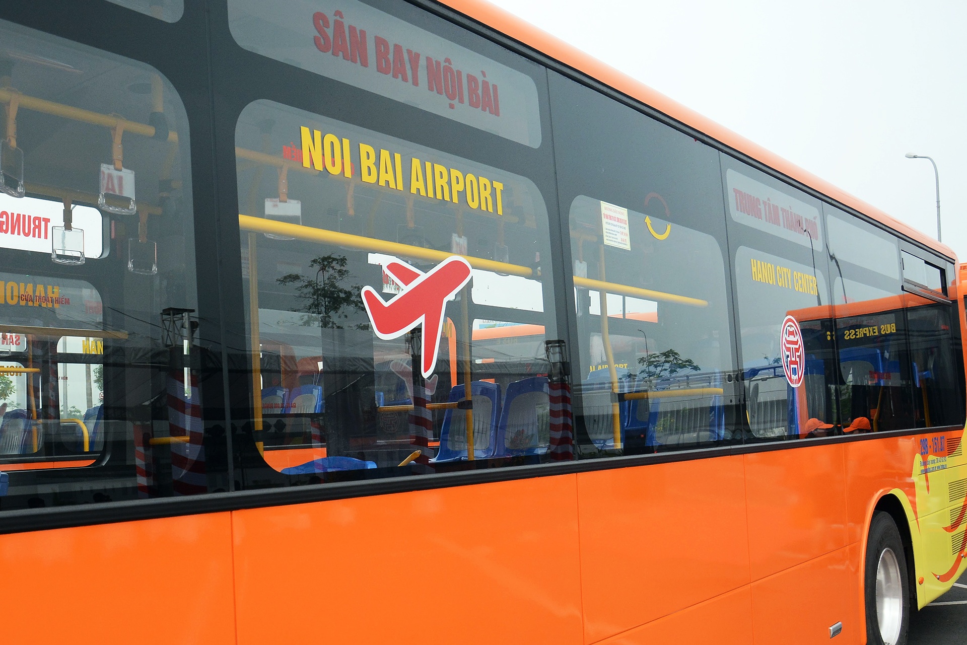 Xe buyt 5 sao di san bay Noi Bai anh 3