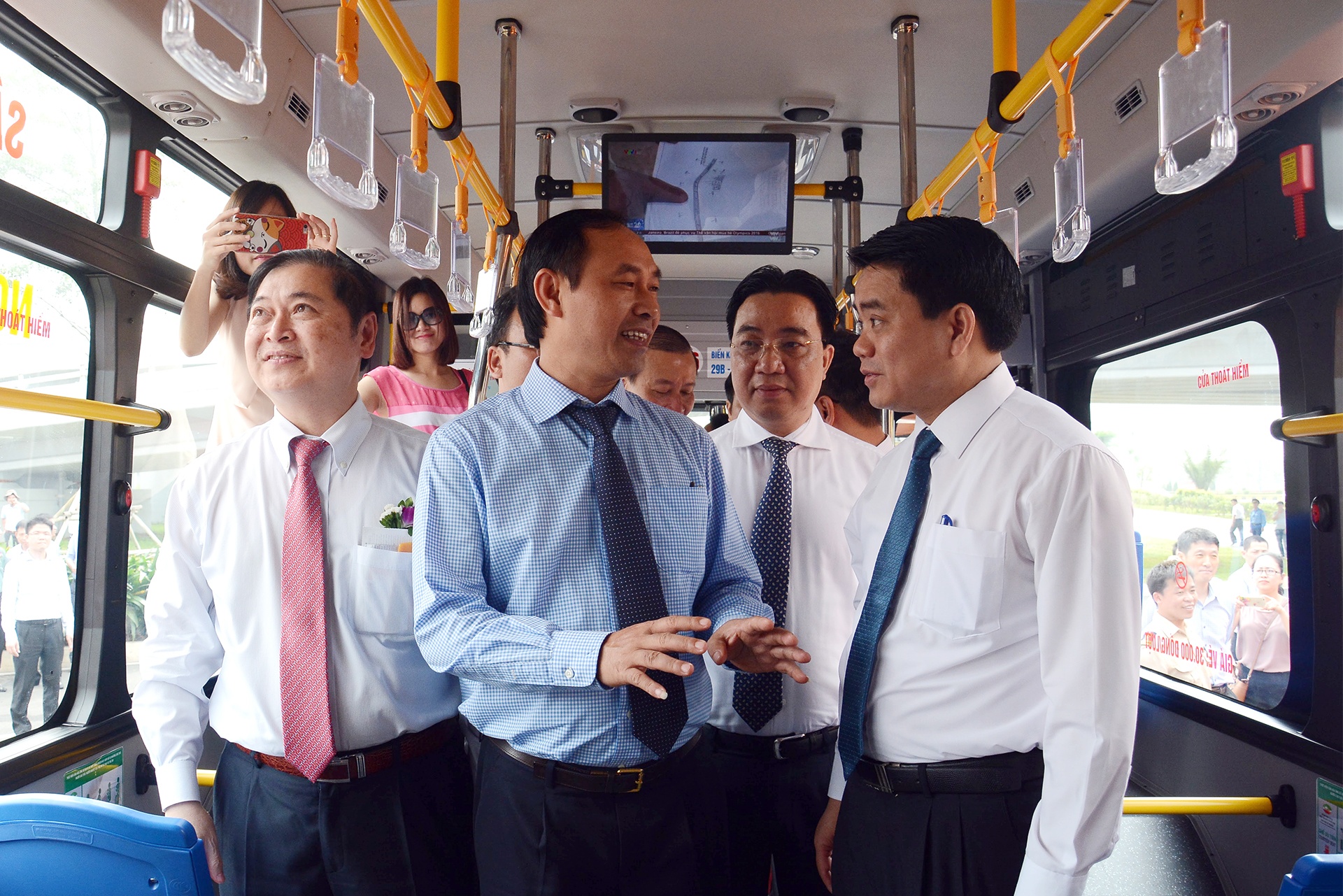 Xe buyt 5 sao di san bay Noi Bai anh 4