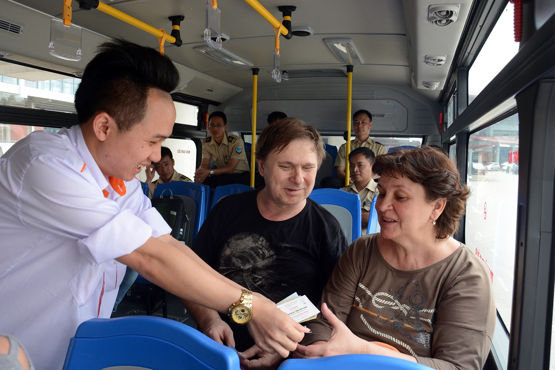 Xe buyt 5 sao di san bay Noi Bai anh 10