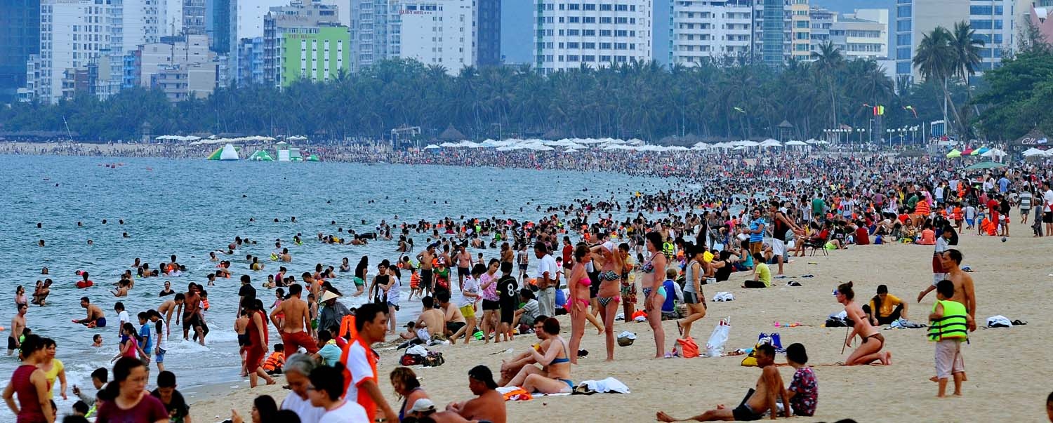 bai bien Nha Trang dong duc du khach anh 2