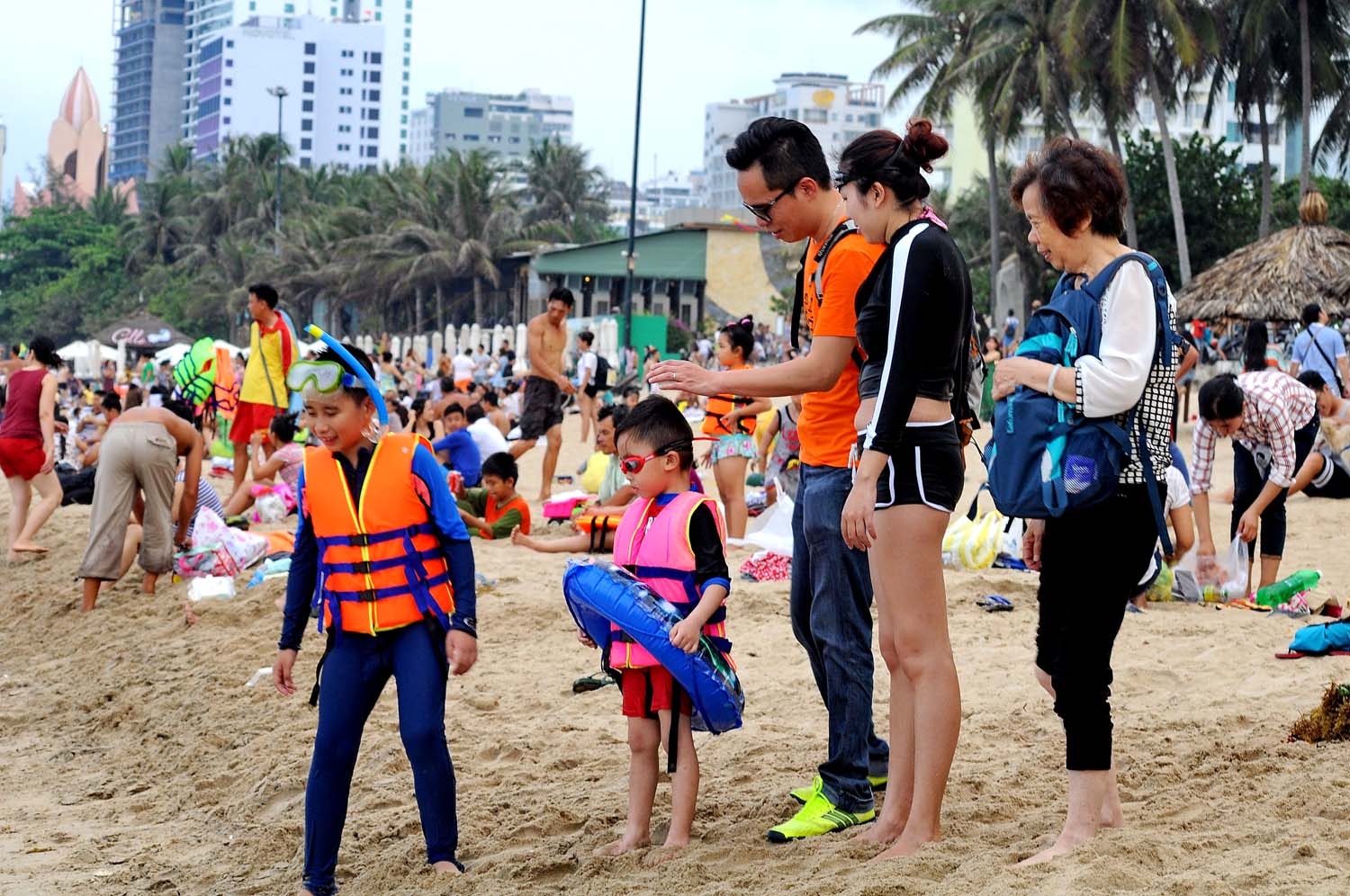 bai bien Nha Trang dong duc du khach anh 10