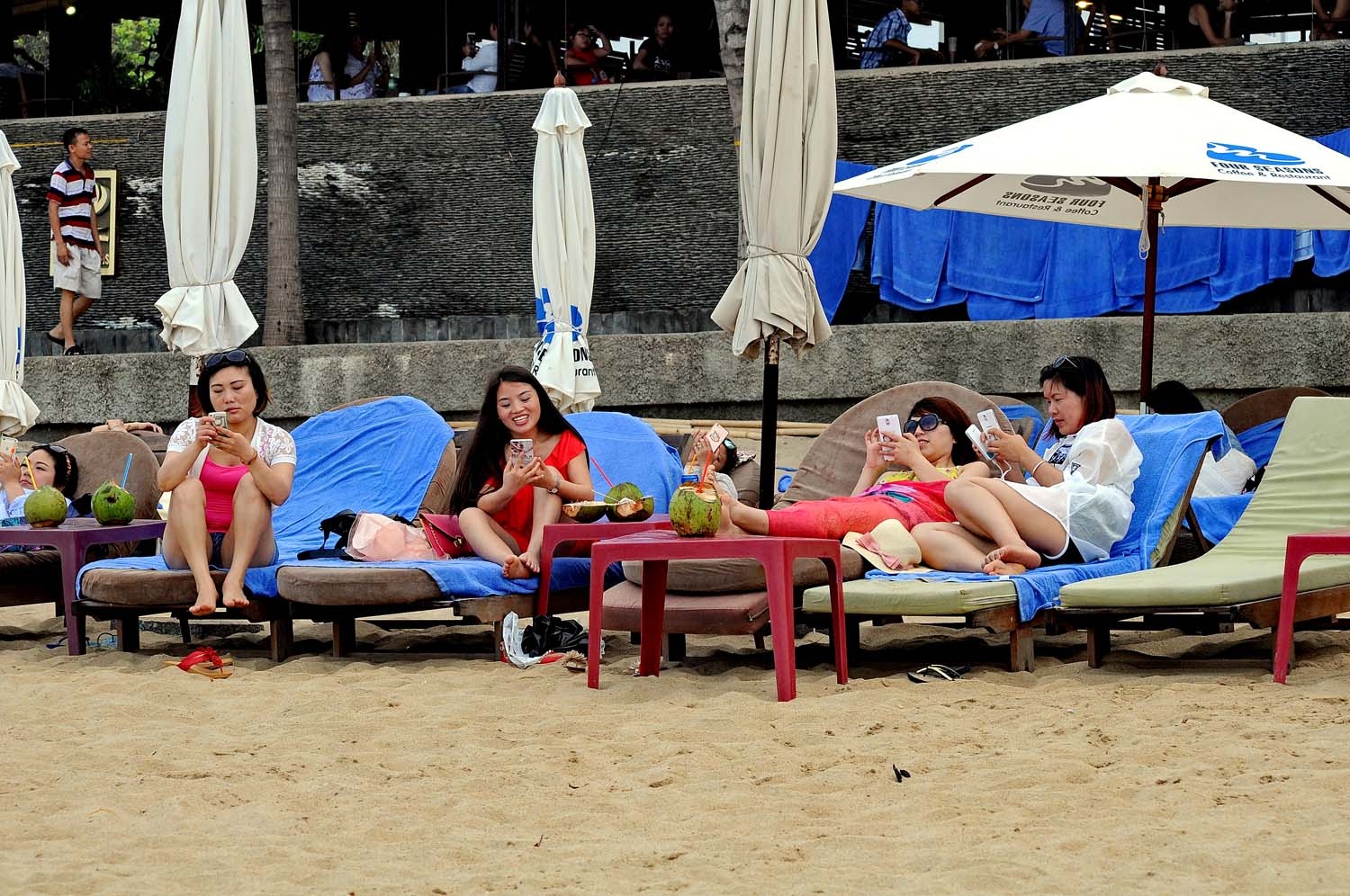 bai bien Nha Trang dong duc du khach anh 11