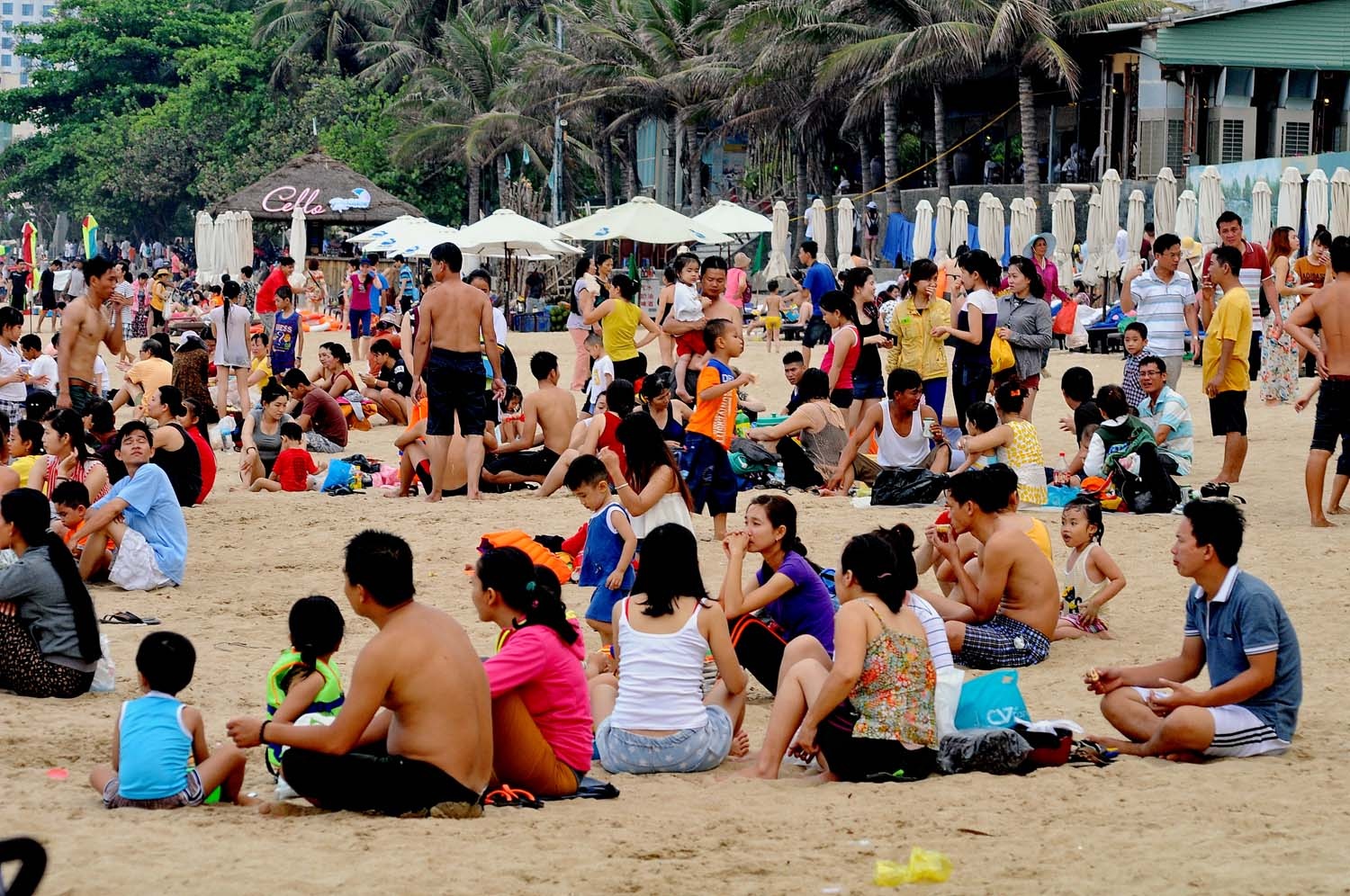 bai bien Nha Trang dong duc du khach anh 12