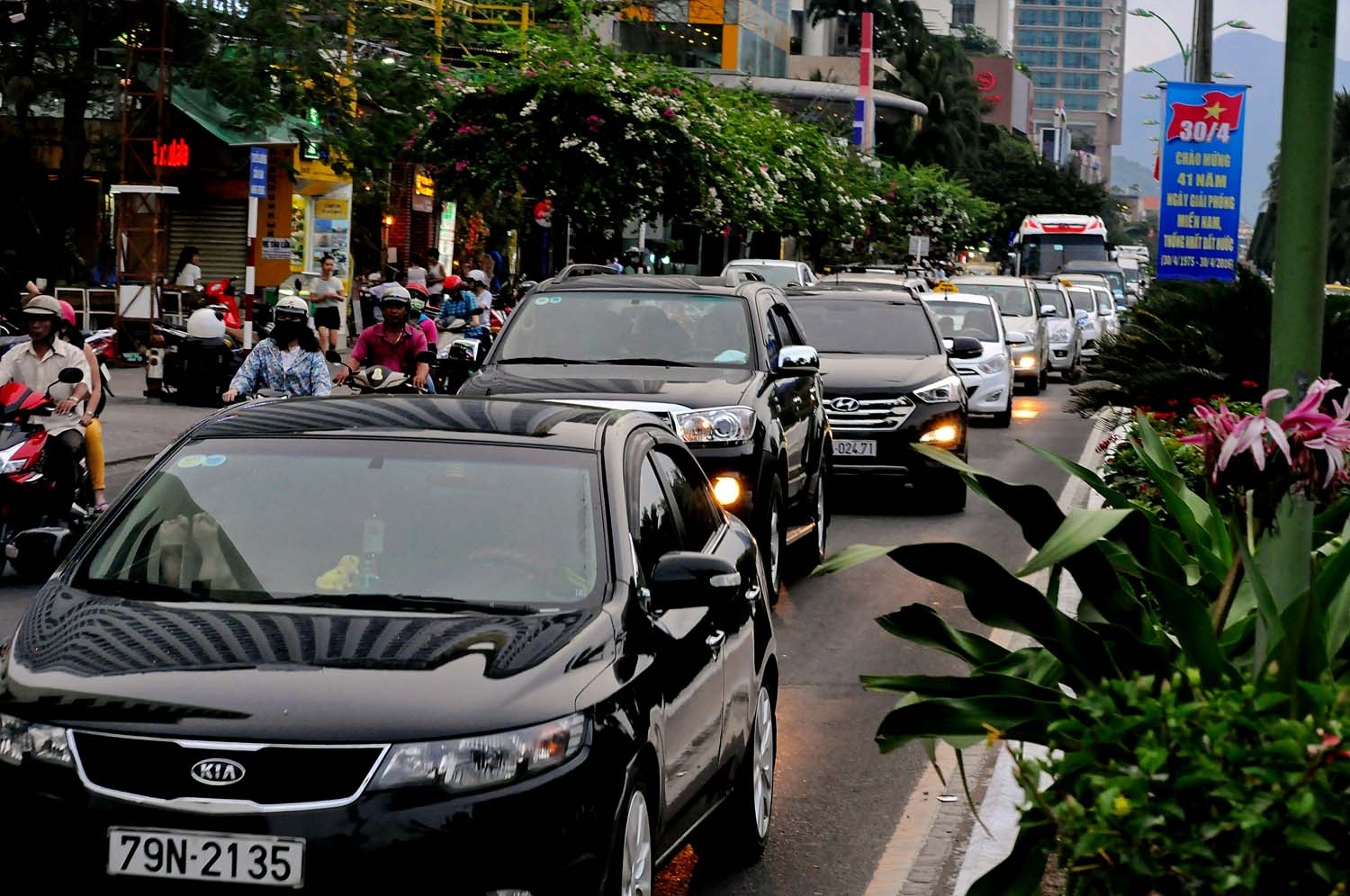 bai bien Nha Trang dong duc du khach anh 1