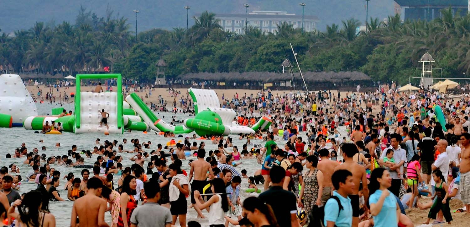 bai bien Nha Trang dong duc du khach anh 15