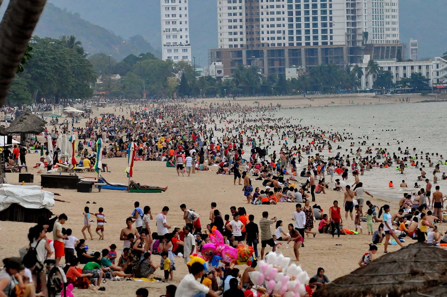 bai bien Nha Trang dong duc du khach anh 16