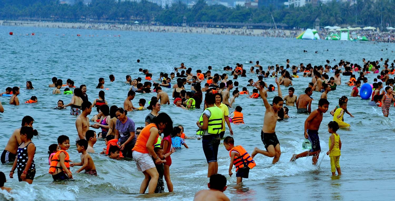 bai bien Nha Trang dong duc du khach anh 4