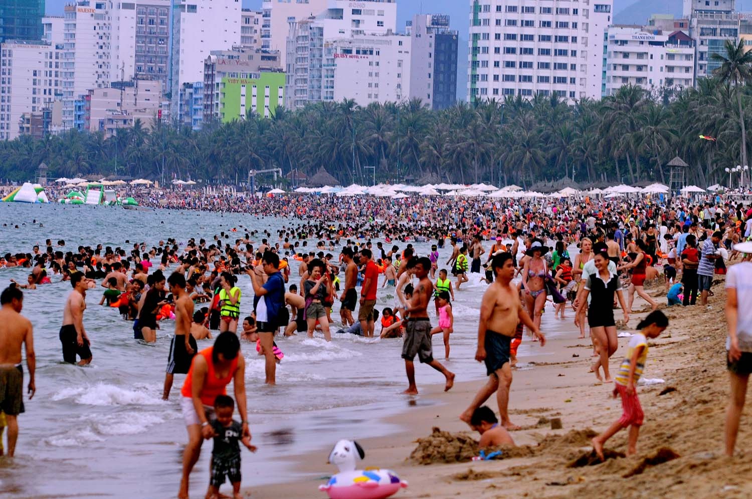 bai bien Nha Trang dong duc du khach anh 5