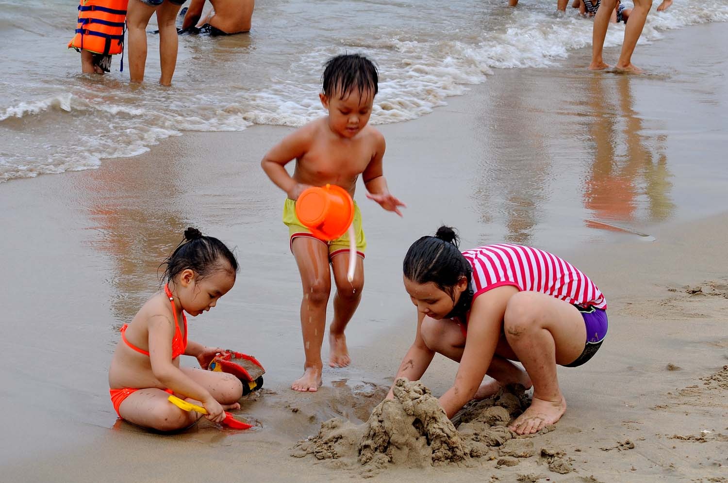 bai bien Nha Trang dong duc du khach anh 6